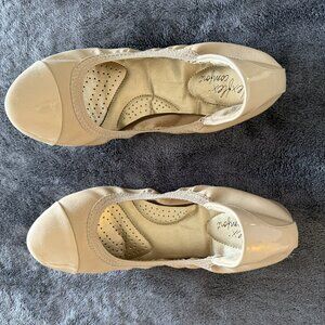 Woman's Comfort Ballet Flat, Nude faux leather combo with Patten tips, S8.5